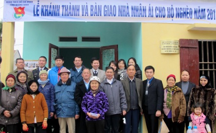 Các đại biểu và bà con làng xóm cùng chụp ảnh lưu niệm trước ngôi nhà mới khang trang của bà Hà Thị Ham